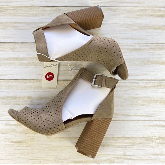 Universal Thread Hannah Laser Cut Block Heel Pumps - Picture 2 of 6